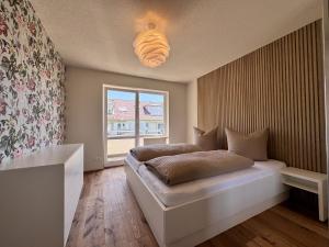 1 dormitorio con 1 cama, ventana y ventana en Am Bodensee-Radweg, en Überlingen