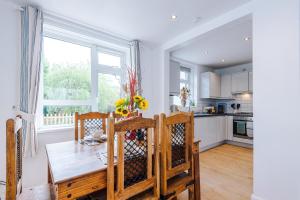 Gallery image of NEW! Spacious 2-bed house in Newcastle-under-Lyme by 53 Degrees Property, Ideal for Business & Contractors - Sleeps 5-6! in Newcastle under Lyme