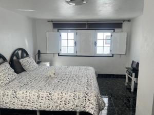 Ένα ή περισσότερα κρεβάτια σε δωμάτιο στο Maison bord de mer Calypso