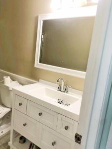 um banheiro com pia branca e espelho em Sandpiper Cove Unit 8139 Updated Studio In Destin FL em Destin