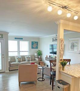 uma sala de estar com um sofá e uma mesa em Sandpiper Cove Unit 8139 Updated Studio In Destin FL em Destin