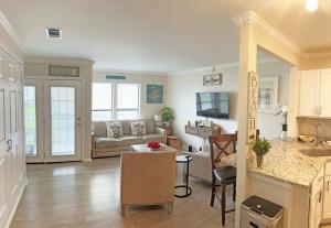 uma cozinha e sala de estar com um sofá e uma mesa em Sandpiper Cove Unit 8139 Updated Studio In Destin FL em Destin mais 28 fotografias