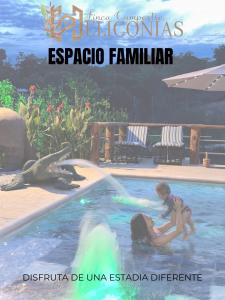 finca campestre las heliconias في بويرتو تريونفو: وجود امرأة وطفل يلعبون في المسبح