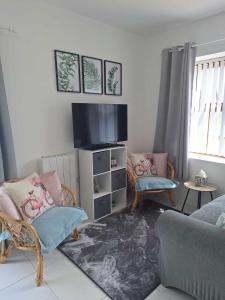 TV a/nebo společenská místnost v ubytování SANDYS SHORE APARTMENT