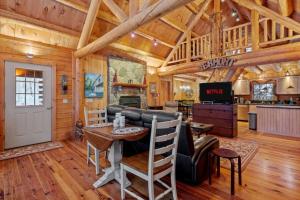 un soggiorno con un divano e un tavolo di Cozy Log Cabin on the River with Fireplace and Loft a Townshend