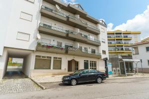 a black car parked in front of a building at Apartamento T3 em Pombal in Pombal