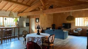 Posezení v ubytování Chambre d'hôtes sous la canopée