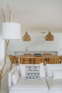 uma sala de estar com um sofá branco e uma mesa em Villa Possanco, Comporta beach villa na Comporta