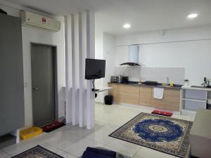 Kuchyň nebo kuchyňský kout v ubytování MHB 28 EVO SUITE BANDAR BARU BANGI NETFLIX n YOUTUBE No Deposit!!