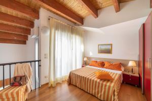 1 dormitorio con cama y ventana grande en Residenza Al Parco en Bibione