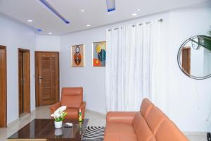 uma sala de estar com um sofá e uma cadeira em RESIDENCE TERANGA immo luxe em Dakar