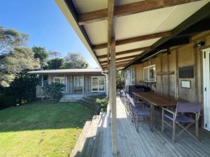 Κήπος έξω από το Genuine Kiwi Bach- Stay Waiheke