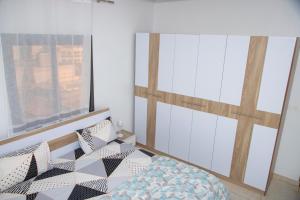 um quarto com uma cama e uma janela em RESIDENCE TERANGA immo luxe em Dakar