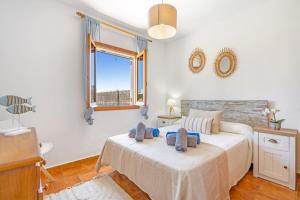 una camera da letto con due letti e una finestra di Villa Ido a Cala'n Bosch