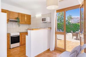 una cucina con un frigorifero bianco e un patio di Villa Ido a Cala'n Bosch