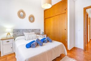 una camera da letto con un letto con cuscini blu di Villa Ido a Cala'n Bosch Altre 22 foto