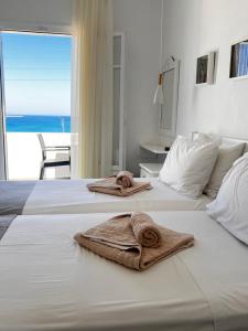 pokój hotelowy z 2 łóżkami i ręcznikami w obiekcie Vavanos Studios w mieście Nausa