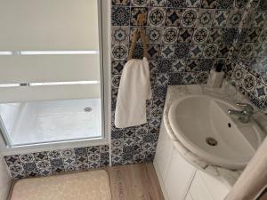 VallecalleにあるMaison de familleの小さなバスルーム(シンク、バスタブ付) +7枚の写真