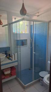 une salle de bain avec une douche avec des toilettes et un lavabo dans l'établissement casa perfeita de sonho e completa, à Armacao dos Buzios