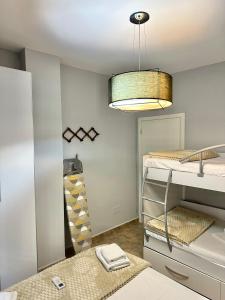 Cette chambre comprend deux lits superposés et une lampe. dans l'établissement Apartment 50m Away From The Beach, à Durrës