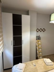 Cette chambre comprend un lit et un skateboard. dans l'établissement Apartment 50m Away From The Beach, à Durrës