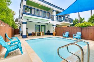 Πισίνα στο ή κοντά στο Steps to Beach Oceanside Townhome with Heated Pool