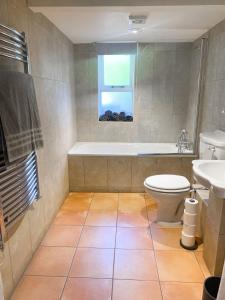 uma casa de banho com um WC, uma banheira e um lavatório. em The New Inn em Yeovil