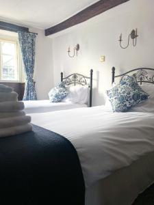 Łóżko lub łóżka w pokoju w obiekcie The New Inn