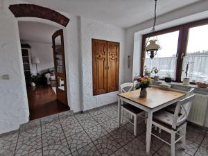 a kitchen with a table and chairs in a room at Zur alten Schnitzerei in Grünhainichen