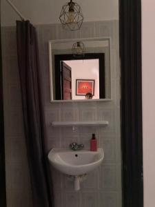 een badkamer met een wastafel en een spiegel bij RIAD Lalla Aicha-Qariya Siyahia Marrakech in Marrakesh