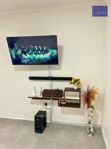 ナイロビにあるUtulivu Houseの壁に掛けられた薄型テレビ