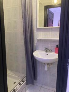 y baño con lavabo y espejo. en RIAD Lalla Aicha-Qariya Siyahia Marrakech, en Marrakech