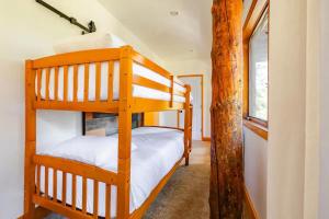 Двухъярусная кровать или двухъярусные кровати в номере Mountain View Cabin - Hot Tub - Sleeps 14 - 4 Bedrooms