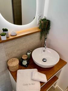 y baño con lavabo y espejo. en Canta la Mar - Vue exceptionnelle, en Collioure