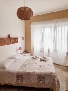 1 dormitorio con 1 cama grande y cortinas blancas en Il Mare Di Roma, en Lido di Ostia