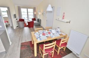 comedor y sala de estar con mesa y sillas en Am Rundsteg 12, en Burgtiefe auf Fehmarn 
