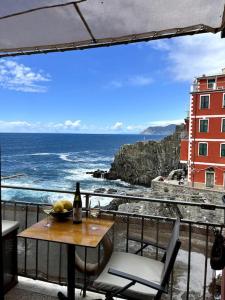 a table and chairs on a balcony with the ocean at Il mare in casa in Riomaggiore