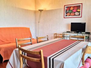 バニュルス・シュル・メールにあるAppartement Banyuls-sur-Mer, 2 pièces, 5 personnes - FR-1-309-12のテーブル、テレビ、ベッドが備わる客室です。