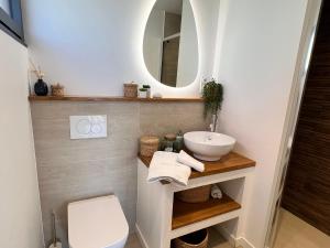 La salle de bains est pourvue d'un lavabo et d'un miroir. dans l'établissement Canta la Mar - Vue exceptionnelle, à Collioure
