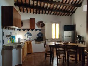cocina y comedor con mesa y sillas en Le Case di Zia Palma en Custonaci