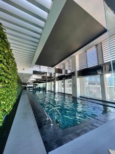 Πισίνα στο ή κοντά στο Quiet Condo with Fast WiFi, Own Balcony, Pool and Gym