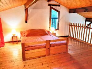 ein Schlafzimmer mit einem Holzbett in einem Zimmer in der Unterkunft Appartement Capbreton, 3 pièces, 4 personnes - FR-1-239-608 in Capbreton