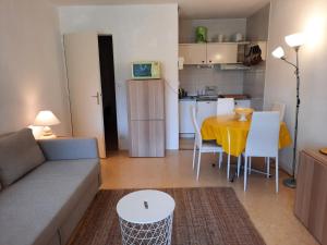 Kuchyňa alebo kuchynka v ubytovaní Appartement Lumineux à Seignosse, Proche Plage, Commerces et Activités, Parking, Wifi et Balcon - FR-1-239-813