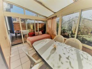 balkon ze stołem, krzesłami i kanapą w obiekcie Appartement cosy 4 pers, proche plage et commerces, Capbreton - FR-1-239-887 w mieście Capbreton