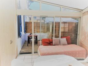 Mały pokój z łóżkiem i balkonem w obiekcie Appartement cosy 4 pers, proche plage et commerces, Capbreton - FR-1-239-887 w mieście Capbreton