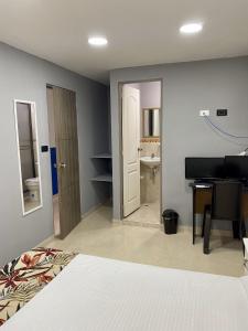 Zimmer mit einem Schlafzimmer mit einem Klavier und einem Spiegel in der Unterkunft Casa Mango in Cali