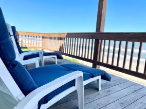 Μπαλκόνι ή βεράντα στο Beachfront Private ll Beach Access ll Luxe Bedroom