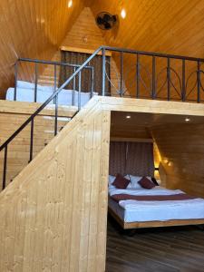 Buru Resort في Ghātsīla: غرفة نوم مع سرير بطابقين ودرج