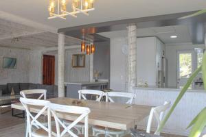 Φωτογραφία από το άλμπουμ του Lodge frente al lago con tina caliente privada σε Rapel