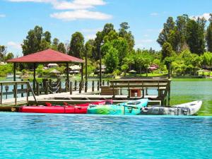 Φωτογραφία από το άλμπουμ του Lodge frente al lago con tina caliente privada σε Rapel